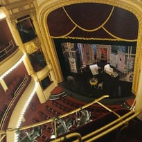 Levez les yeux : une visite d'un théâtre à l'italienne !