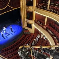Suivez le guide dans les coulisses d'un théâtre à l'italienne du XIXe siècle