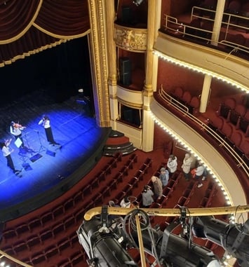 Suivez le guide dans les coulisses d'un théâtre à l'italienne du XIXe siècle
