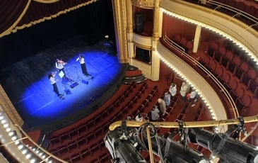 Suivez le guide dans les coulisses d'un théâtre à l'italienne du XIXe siècle